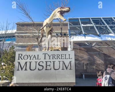 Ganz in der Nähe des Schilds für das Royal Tyrrell Museum, das am Haupteingang sichtbar ist Stockfoto