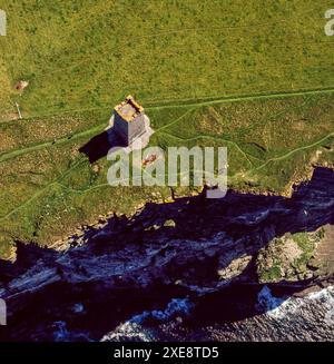 Luftaufnahme des Kitchener Memorial Tower auf Marwick Head, Orkney, Schottland, Großbritannien Stockfoto