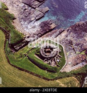 Midhowe Broch, ein Broch aus der Eisenzeit, liegt auf einem schmalen Vorsprung zwischen zwei steilen Bächen, nördlich des Eynhallow Sound, Rousay, Orkney Islands, Schottland, Unite Kingdom Stockfoto