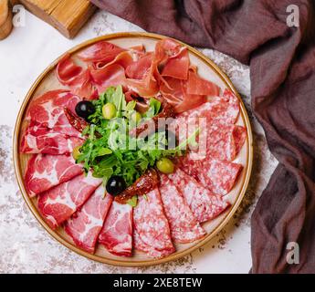 Traditioneller spanischer Jamon, Schinken Crudo, italienische Salami Stockfoto