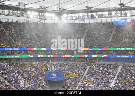 26. Juni 2024, Hessen, Frankfurt/M.: Fußball, UEFA Euro 2024, Europameisterschaft, Slowakei - Rumänien, Vorrunde, Gruppe E, Spieltag 3, Frankfurt Arena, es kommt heftiger Regen im Stadion. Foto: Torsten Silz/dpa Stockfoto