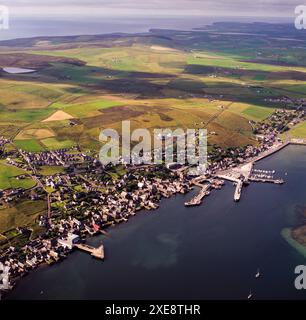 Luftaufnahme von Stromness, der zweitgrößten Stadt und einem Seehafen auf Orkney Islands, Schottland, Großbritannien Stockfoto