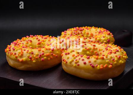 Köstliche frische Donuts in gelber Glasur mit Zitronenaroma Füllung Stockfoto