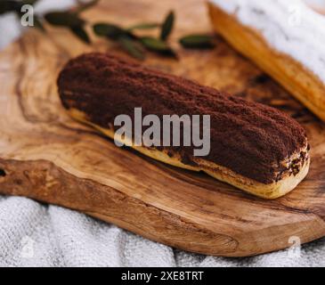 Leckeres Dessert, zwei Eclairs mit Vanille- und Schokoladensahne Stockfoto