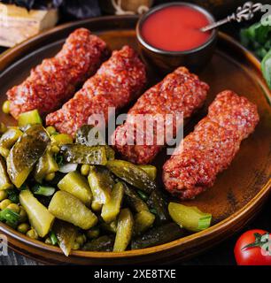 Fleischbrötchen mititei oder mici traditionelle rumänische Küche Stockfoto