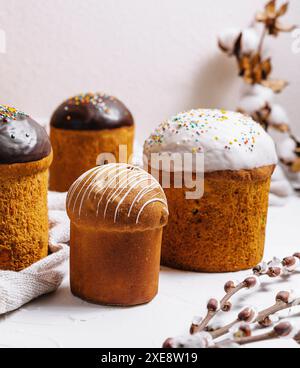 Ukrainischer osterkuchen mit Schokolade und Vanille auf einem Handtuch Stockfoto