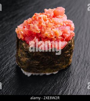 Gunkan Sushi mit Thunfisch und Tobiko auf Schwarz Stockfoto