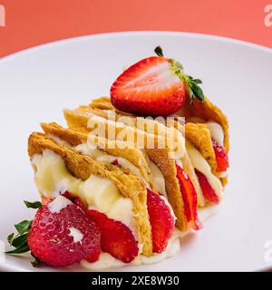 Erdbeeren und Creme Mille Feuille Dessert auf Teller Stockfoto