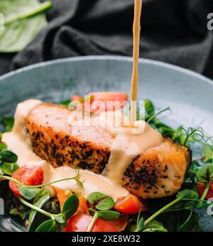 Gegrillter Lachs mit Gemüse und Sauerrahmsauce Stockfoto