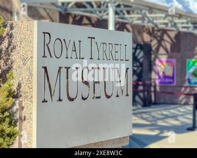 Ganz in der Nähe des Schilds für das Royal Tyrrell Museum, das am Haupteingang sichtbar ist Stockfoto