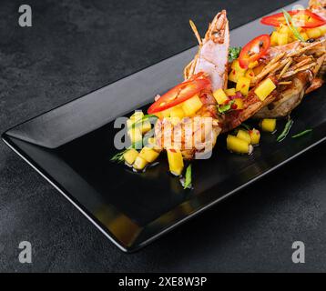 Grillspieße gegrillte Garnelen auf schwarzem Teller Stockfoto