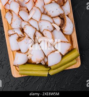 Leckeres gesalzenes, geräuchertes Schmalz auf Holzoberfläche Stockfoto