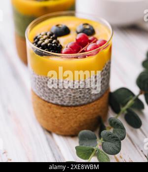 Gesunder veganer Chia-Pudding mit Mangohauce und frischen Beeren Stockfoto