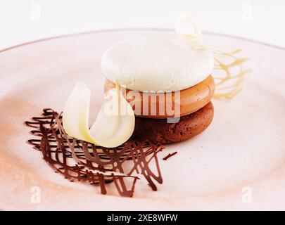 Drei Schokoladen-Mousse-Kuchen auf einem Teller Stockfoto