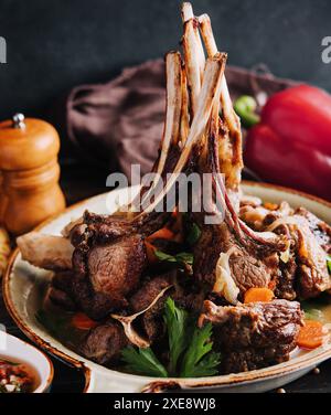 Geröstete Lammkoteletts mit Gemüse Stockfoto