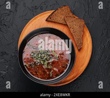 Traditionelle ukrainische rote Suppe Borsch mit Brotscheiben Stockfoto