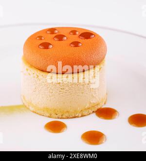 Stück leckerer Kuchen mit Karamell auf weißem Teller Stockfoto