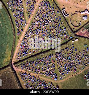 Luftbild Glastonbury Festival, mit farbenfrohem Mosaik von Zelten, Samstag, 28. Juni 2003, Pilton, nahe Glastonbury, Somerset, England, UK Stockfoto