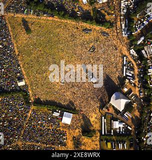 Aerial Image of Glastonbury Festival: festivalbesucher treffen sich auf der Hauptbühne der Pyramide, um Musikbands beim Glastonbury Festival zu beobachten. Das Bild wurde am 28. Juni 2003 in Worthy Farm, Pilton, bei Glastonbury, Somerset, aufgenommen. England, Großbritannien Stockfoto