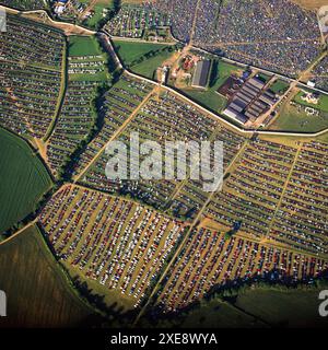 Aerial Image Glastonbury Festival, mit farbenfrohen Mosaiken von Autos, Samstag, 28. Juni 2003, Pilton, bei Glastonbury, England, Großbritannien Stockfoto