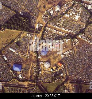 Vertikales Luftbild des Glastonbury Festivals, Samstag, 28. Juni 2003, Worthy Farm, Pilton, nahe Glastonbury, Somerset, England, Großbritannien Stockfoto