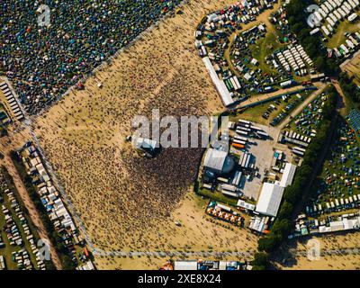 Luftbild von Menschen, die sich auf der Hauptbühne der Pyramide versammeln, um Musikbands beim Glastonbury Festival zu beobachten. Das Bild wurde am 26. Juni 2010 in Pilton in der Nähe von Glastonbury in England aufgenommen Stockfoto