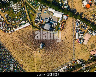 Luftbild von Menschen, die sich auf der Hauptbühne der Pyramide versammeln, um Musikbands beim Glastonbury Festival zu beobachten. Das Bild wurde am 26. Juni 2010 in Pilton in der Nähe von Glastonbury in England aufgenommen Stockfoto