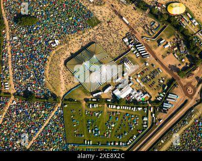 Luftbild von Menschen, die sich treffen, um Musikbands beim Glastonbury Festival zu beobachten. Das Bild wurde am 26. Juni 2010 in Pilton in der Nähe von Glastonbury in England aufgenommen Stockfoto