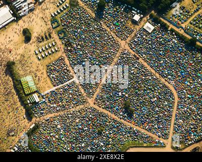 Luftbild Glastonbury Festival, mit farbenfrohen Mosaiken von Zelten, Samstag 26. Juni 2010, Pilton, nahe Glastonbury, England, Großbritannien Stockfoto