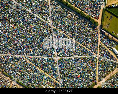 Luftbild Glastonbury Festival, mit farbenfrohen Mosaiken von Zelten, Samstag 26. Juni 2010, Pilton, nahe Glastonbury, England, Großbritannien Stockfoto