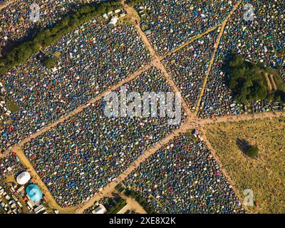 Luftbild Glastonbury Festival, mit farbenfrohen Mosaiken von Zelten, Samstag 26. Juni 2010, Pilton, nahe Glastonbury, England, Großbritannien Stockfoto