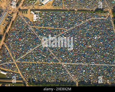 Luftbild Glastonbury Festival, mit farbenfrohen Mosaiken von Zelten, Samstag 26. Juni 2010, Pilton, nahe Glastonbury, England, Großbritannien Stockfoto