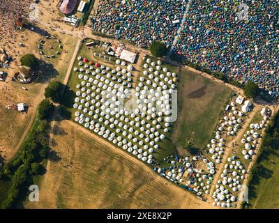 Aerial Image Glastonbury Festival, Glamping Glockenzelte und Pfadfinderzelte, Samstag, 26. Juni 2010, Pilton, nahe Glastonbury, England, Großbritannien Stockfoto