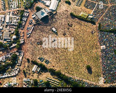 Luftbild von Menschen, die sich auf der Hauptbühne der Pyramide versammeln, um Musikbands beim Glastonbury Festival zu beobachten. Das Bild wurde am 26. Juni 2010 in Pilton in der Nähe von Glastonbury in England aufgenommen Stockfoto