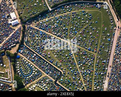 Luftbild Glastonbury Festival, mit farbenfrohen Mosaiken von Zelten, Samstag 26. Juni 2010, Pilton, nahe Glastonbury, England, Großbritannien Stockfoto