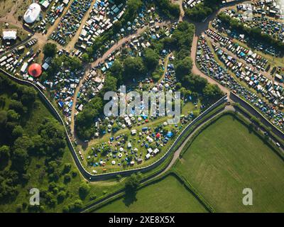 Luftaufnahme des Glastonbury Festivals, mit Caravans und Zelten, Samstag, 26. Juni 2010, Pilton, nahe Glastonbury, England, Großbritannien Stockfoto