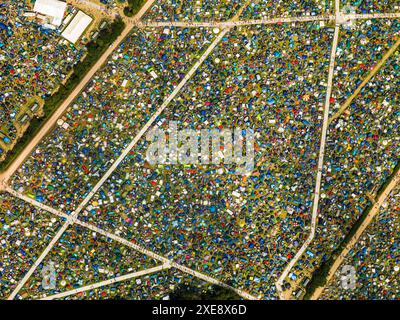 Luftbild Glastonbury Festival, mit farbenfrohem Mosaik von Zelten, Donnerstag, 24. Juni 2010, Worthy Farm, Pilton, nahe Glastonbury, Somerset, England, Großbritannien Stockfoto