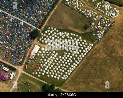 Glastonbury Festival aus der Vogelperspektive mit Glamping-Glockenzelten und Pfadfinderzelten, Donnerstag, 24. Juni 2010, Worthy Farm, Pilton, in der Nähe von Glastonbury, Somerset, England, Großbritannien Stockfoto