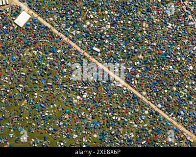 Luftbild Glastonbury Festival, mit farbenfrohen Mosaiken von Zelten, Donnerstag, 24. Juni 2010, Pilton, nahe Glastonbury, England, Großbritannien Stockfoto