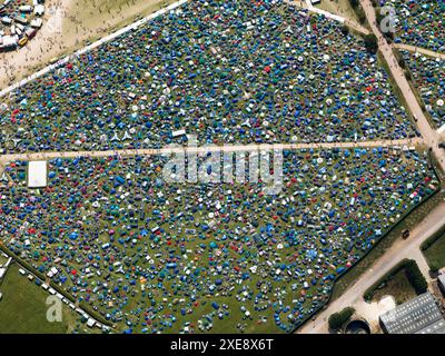 Luftbild Glastonbury Festival, mit farbenfrohen Mosaiken von Zelten, Donnerstag, 24. Juni 2010, Pilton, nahe Glastonbury, England, Großbritannien Stockfoto