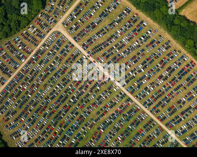 Luftbild Glastonbury Festival, mit farbenfrohen Mosaiken von Autos, Donnerstag, 24. Juni 2010, Pilton, bei Glastonbury, England, Großbritannien Stockfoto