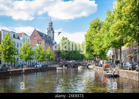 Malerischer Blick auf einen traditionellen niederländischen Stadtkanal bei Rapenburg in der historischen Stadt Leiden, Niederlande. Stockfoto