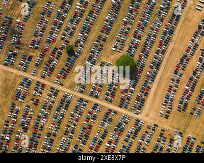 Luftbild Glastonbury Festival, mit farbenfrohen Mosaiken von Autos, Donnerstag, 24. Juni 2010, Pilton, bei Glastonbury, England, Großbritannien Stockfoto