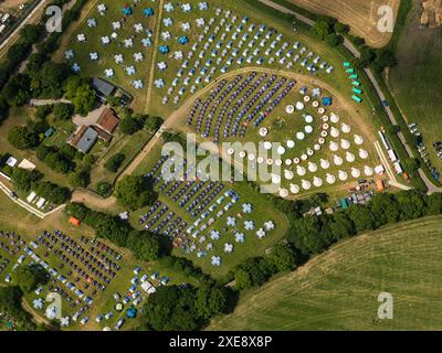 Glastonbury Festival, mit verschiedenen Arten von Zelten und Autos, Donnerstag, 24. Juni 2010, Pilton, in der Nähe von Glastonbury, England, Großbritannien Stockfoto