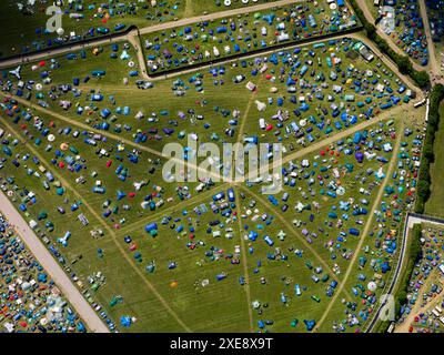 Luftbild Glastonbury Festival, mit farbenfrohen Mosaiken von Zelten, Donnerstag, 24. Juni 2010, Pilton, nahe Glastonbury, England, Großbritannien Stockfoto