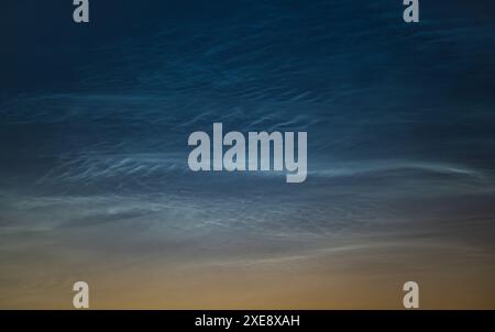 Detaillierte Aufnahme von Nachtwolken (NLC) in Form von Wellen, Wellen und Wellen in einer Mittsommernacht im Juni. Stockfoto