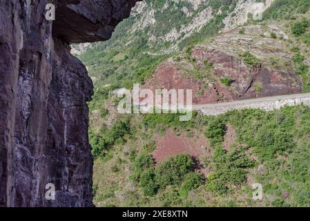 Die Straße führt durch die Gorges de Daluis, eine Schlucht, die vom Fluss Var im Departement Alpes Maritimes, Frankreich, gebildet wurde Stockfoto