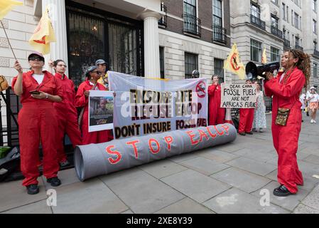 London, Großbritannien. 26. Juni 2024. Umwelt- und Menschenrechtsaktivisten protestieren vor der chinesischen Botschaft vor einer Entscheidung des staatlichen Versicherungsunternehmens Sinosure, ob Investitionen in die ostafrikanische Rohölpipeline (EACOP) versichert werden sollen. Das Projekt, so die Gegner, gefährdet den Lebensunterhalt der lokalen Gemeinschaften, die Wasserressourcen und die Artenvielfalt Ostafrikas und bringt den meisten Menschen in Uganda und Tansania nur wenig Nutzen. Darüber hinaus werden große Mengen CO2 freigesetzt, wenn diese Emissionen zur Bekämpfung des Klimawandels reduziert werden müssen. Quelle: Ron Fassbender/Alamy Live News Stockfoto