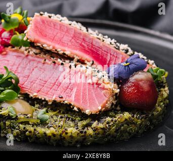 Seltene Ahi-Thunfisch-Steak-Scheiben mit frischen Kräutern Stockfoto