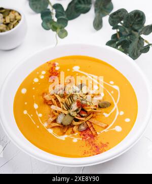 Hokkaido oder Butternut-Kürbissuppe mit Curry und Samen Stockfoto